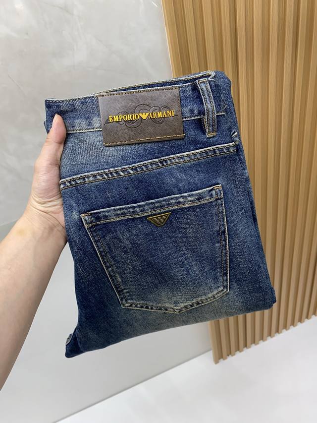 阿玛尼 25年秋冬新款休闲牛仔裤裤 干净利落剪裁，都市风十足 采用精纺面料手感软糯干爽，上身效果挺括有型。五金精致，商务休闲非常好看如此众多的顶级原料，打造出价