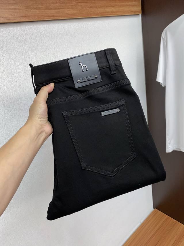 H牌 修身直筒时尚牛仔裤 精梳牛仔面料 设计亮点：五金色使用超A级电镀金属色：古金色A级工艺！定制专用金属扣，金属小钉 整套辅料定制开模，尽显高级感！整体裤子设
