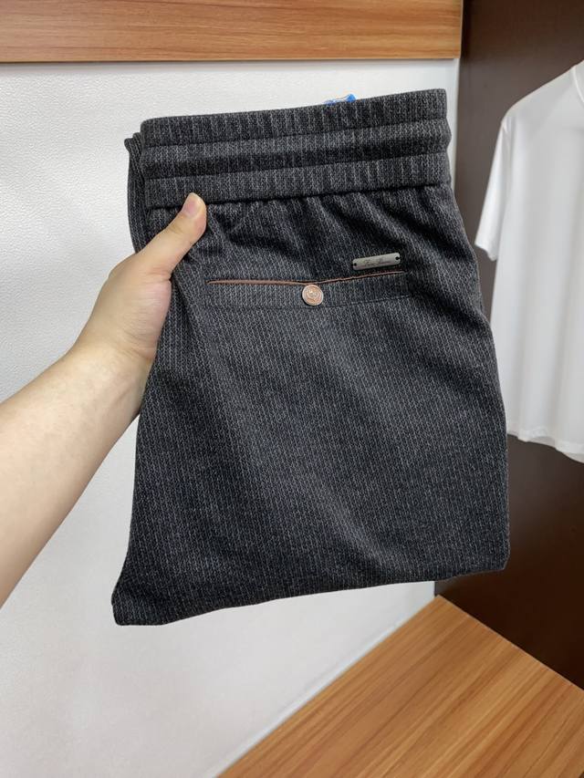 Lp 诺悠翩雅 秋冬新款男士直筒运动裤，羊绒羊毛混纺面料、三标齐、松紧腰抽绳、两侧拉链口袋设计，合体的裁剪、车线工整、细节无可挑剔 人手必备单品绝对市场最高版本