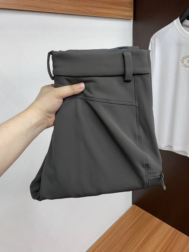 凯乐石 25年秋冬新款防风速干加棉运动休闲裤 干净利落剪裁，都市风十足 采用精纺面料手感软糯干爽，上身效果挺括有型。五金精致，商务休闲非常好看如此众多的顶级原料