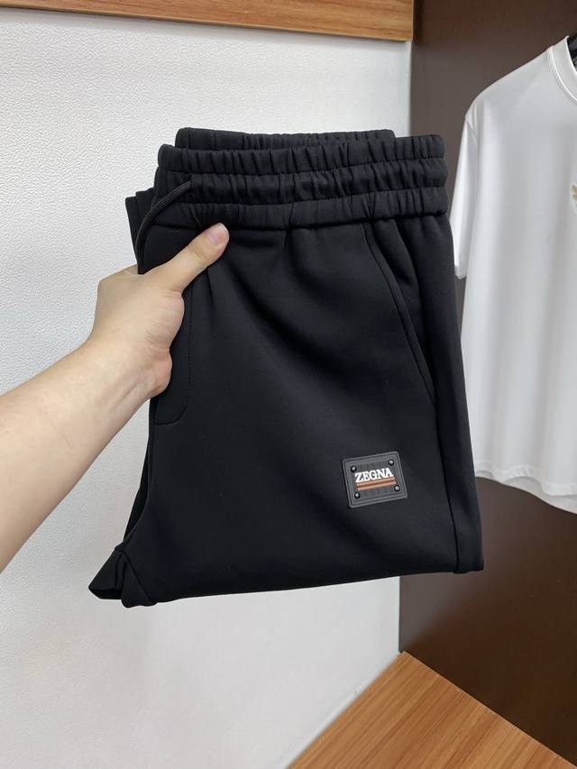 杰尼亚 25年秋冬新款天丝空气层运动休闲裤 干净利落剪裁，都市风十足 采用精纺面料手感软糯干爽，上身效果挺括有型。五金精致，商务休闲非常好看如此众多的顶级原料，