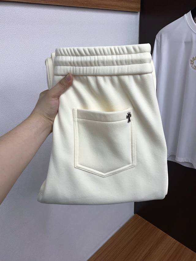 克罗心 2025 秋冬定制纯棉加绒休闲裤 干净利落剪裁，都市风十足 采用精纺面料手感软糯干爽，上身效果挺括有型。五金精致，Logo设计非常好看如此众多的顶级原料