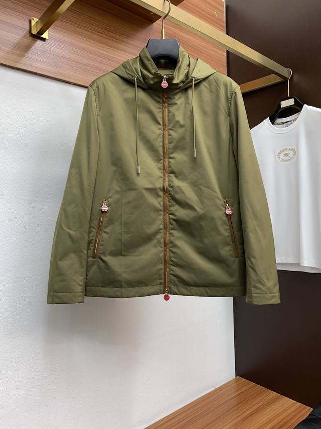 Kiton 25Ss早秋新品夹克外套爆款 秋冬专柜新款休闲时尚夹克外套！超前卫设计风格 细腻舒适 穿着非常轻便不易起皱。多重重工艺 整体的设计颇具视觉感，上身休