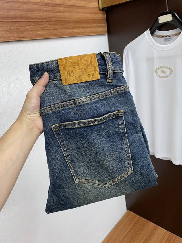 LV 路易威登 25Ss秋冬新款 男士小直筒原单 牛仔裤 秋冬新款超柔软，弹力面料，复杂的手工艺叠加，任何一个洗水环节多停留几秒都会变成完全不一样的颜色效果，所