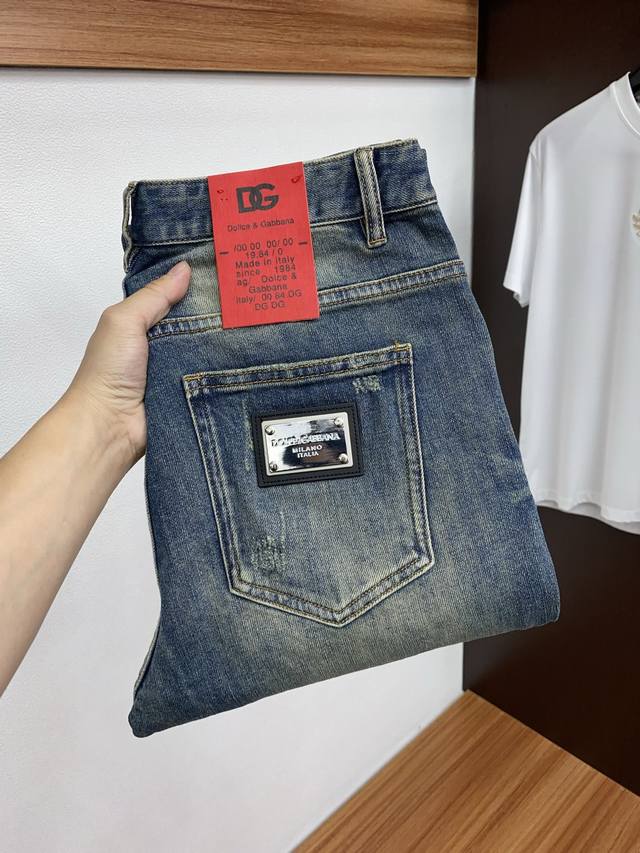 Dg 2025Ss秋冬 新品 原单男士修身牛仔休闲裤 纯血统品 G柜7000+ 每季必出的类型，无需质疑的热卖王牌单品，符合四季最佳的搭配色号 整体的风格延续了