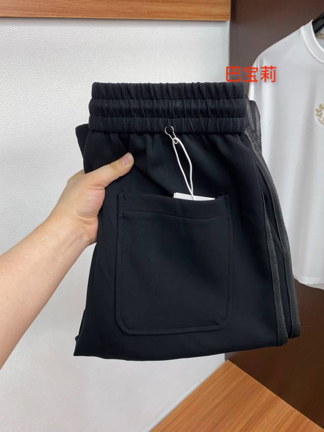 巴宝莉 专柜新品同步上市。原单订制高品质时尚休闲裤。超级百搭款。独家定制面料，手感细腻柔软，贴身舒适，上身超有型！原版定制专柜最新五金辅料。超靓版型、上身显腿修