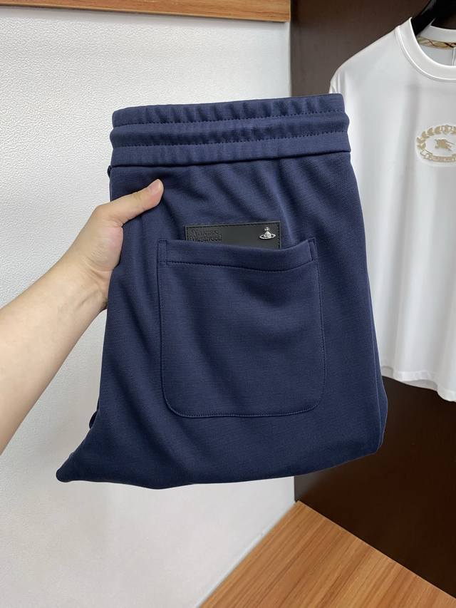 西太后 专供新款休闲裤 高端版本！专柜定制羊毛混纺面料 主打舒适度高 版型 细节无可挑剔，品牌平替元素设计理念，体现高品质。手感细腻柔软！呈现休闲裁剪，上身版型