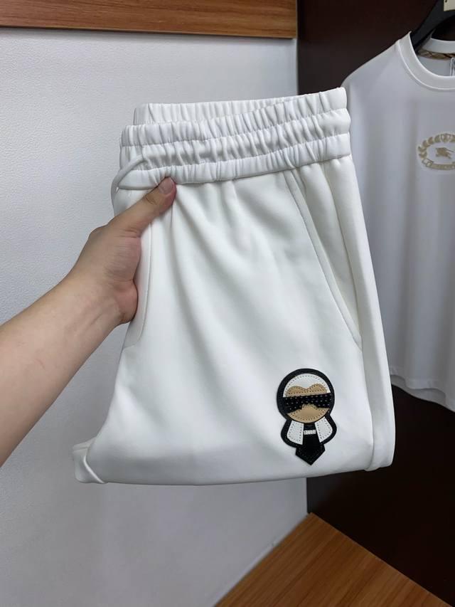 芬迪 25年秋冬新款天丝空气层运动休闲裤 干净利落剪裁，都市风十足 采用精纺面料手感软糯干爽，上身效果挺括有型。五金精致，商务休闲非常好看如此众多的顶级原料，打