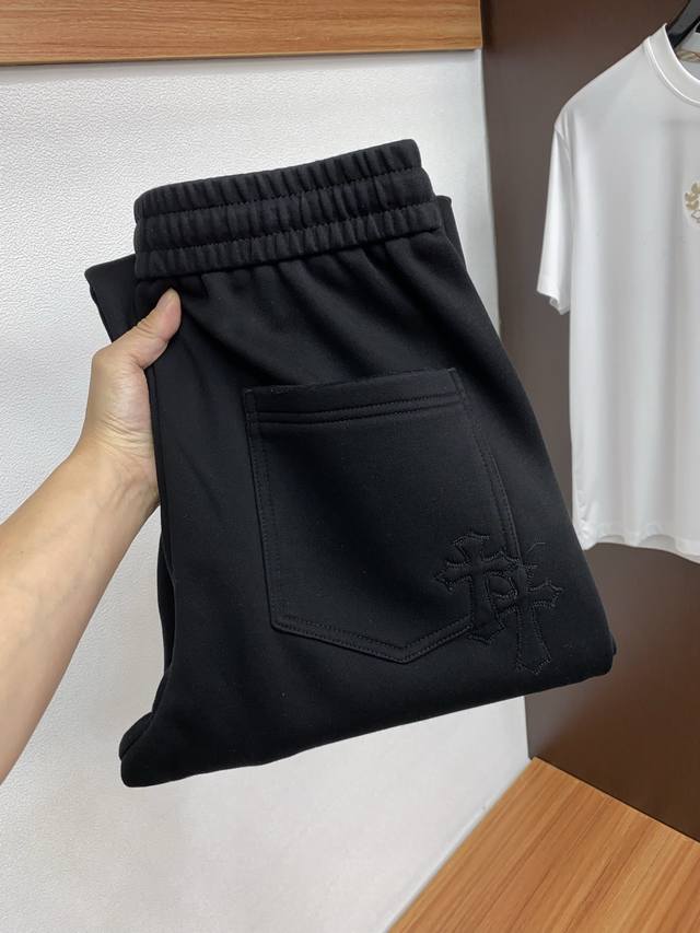 克罗心 2025 秋冬定制纯棉加绒休闲裤 干净利落剪裁，都市风十足 采用精纺面料手感软糯干爽，上身效果挺括有型。五金精致，Logo设计非常好看如此众多的顶级原料