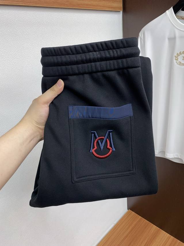 蒙口 2025 秋冬定制纯棉加绒休闲裤 干净利落剪裁，都市风十足 采用精纺面料手感软糯干爽，上身效果挺括有型。五金精致，Logo设计非常好看如此众多的顶级原料，