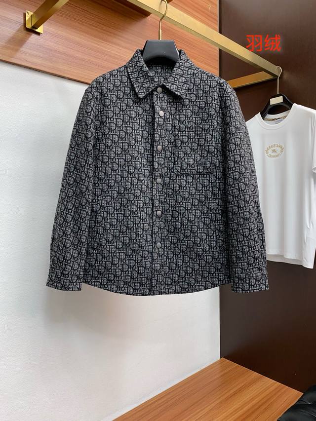 迪奥 商务翻领羽绒夹克外套 简约而利落设计便足以吸引你的目光。不仅为整体造型增添了一份干练与精神，还能在微凉的天气里为提供贴心的温暖呵护。夹克上五金都是精心挑选