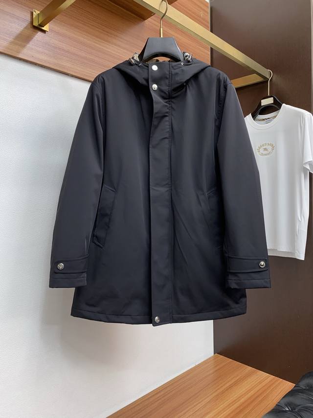 巴宝莉 中长款夹克外套，简约而利落设计便足以吸引你的目光。不仅为整体造型增添了一份干练与精神，还能在微凉的天气里为提供贴心的温暖呵护。夹克上五金都是精心挑选的高