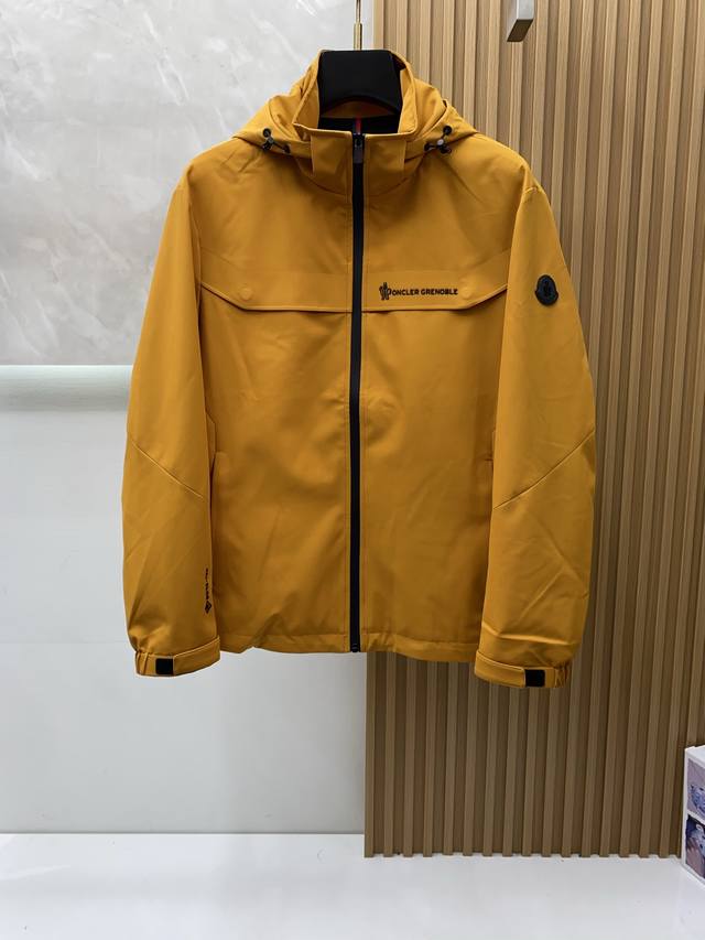 蒙口 棉衣夹克外套，简约而利落的帽领设计便足以吸引你的目光。不仅为整体造型增添了一份干练与精神，还能在微凉的天气里为颈部提供贴心的温暖呵护。夹克上的双拉链是精心