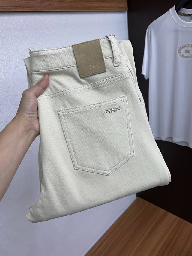 杰尼亚 修身直筒时尚牛仔裤 精梳牛仔面料 设计亮点：五金色使用超A级电镀金属色：古金色A级工艺！定制专用金属扣，金属小钉 整套辅料定制开模，尽显高级感！整体裤子