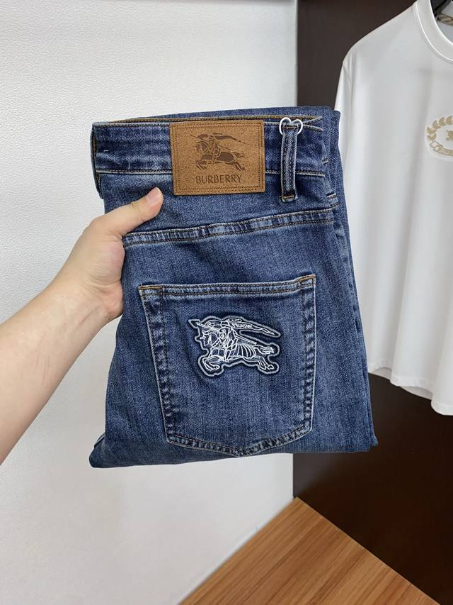 巴宝莉 25Ss秋冬 新款 男士小直筒原单 牛仔裤 秋冬新款超柔软，弹力面料，复杂的手工艺叠加，任何一个洗水环节多停留几秒都会变成完全不一样的颜色效果，所以越加