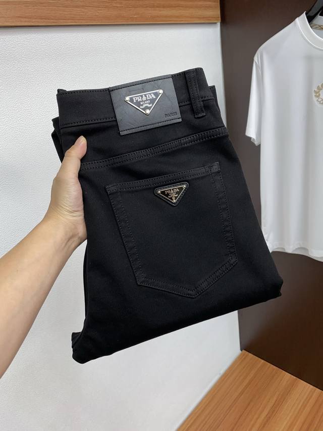 普拉达 修身直筒时尚牛仔裤 精梳牛仔面料 设计亮点：五金色使用超A级电镀金属色：古金色A级工艺！定制专用金属扣，金属小钉 整套辅料定制开模，尽显高级感！整体裤子