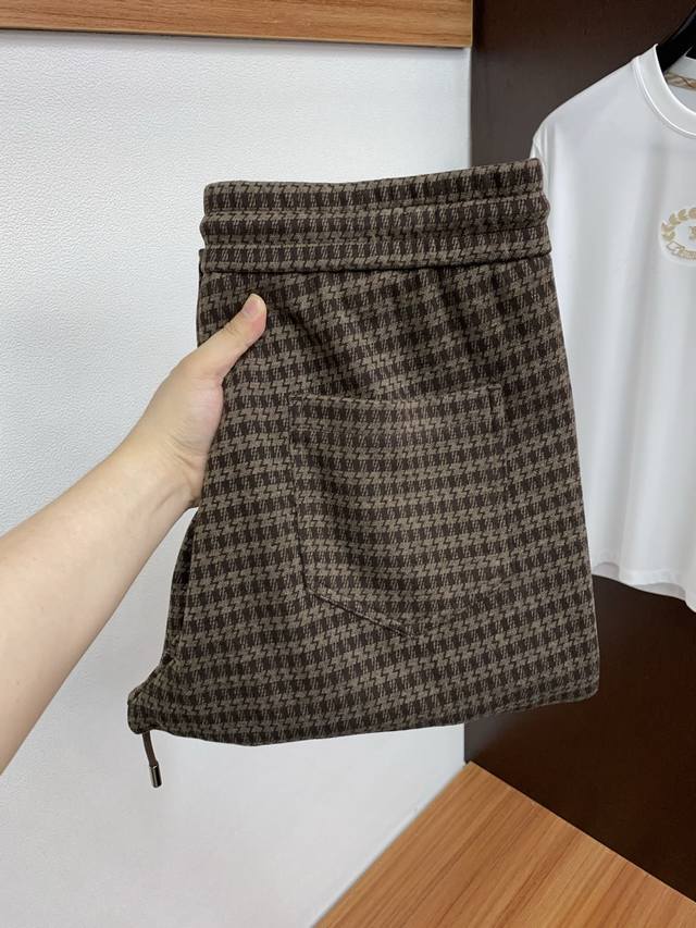 Dg 专供新款休闲裤 高端版本！专柜定制羊毛混纺面料 主打舒适度高 版型 细节无可挑剔，品牌平替元素设计理念，体现高品质。手感细腻柔软！呈现休闲裁剪，上身版型超