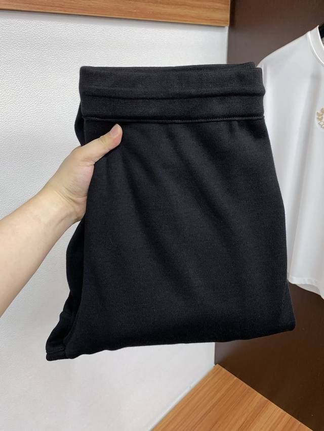 Lp 诺悠翩雅 2025 秋冬定制织针羊毛加绒休闲裤 干净利落剪裁，都市风十足 采用精纺面料手感软糯干爽，上身效果挺括有型。五金精致，Logo设计非常好看如此众