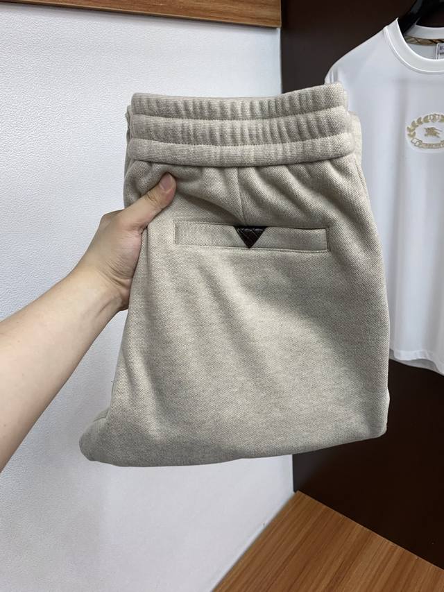 Bv 2025 秋冬定制纯棉加绒休闲裤 干净利落剪裁，都市风十足 采用精纺面料手感软糯干爽，上身效果挺括有型。五金精致，Logo设计非常好看如此众多的顶级原料，