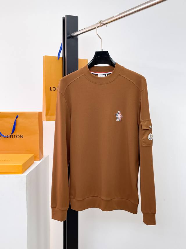 蒙口 精品打底衫 贸易公司订单 25Ss 秋冬新款意式轻奢男士休闲长袖打底衫长袖 T恤 卫衣 平整的抗皱性能让您穿着始终挺拔有型。呈现出细密的肌理和微光感，柔软