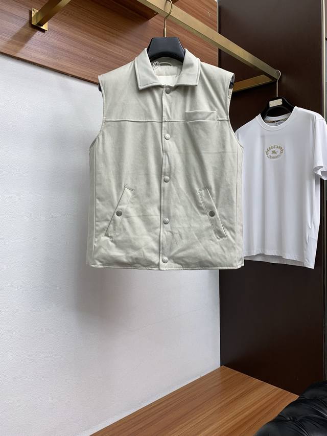 Bc 羽绒服 秋冬新款立领羽绒马甲，轻奢时尚休闲风格，利落帅气的面料设计，轻便蓬松保暖舒适，经典百搭实穿，满身横线绗缝令其脱颖而出Bc家羽绒马甲作为衣橱必备的单