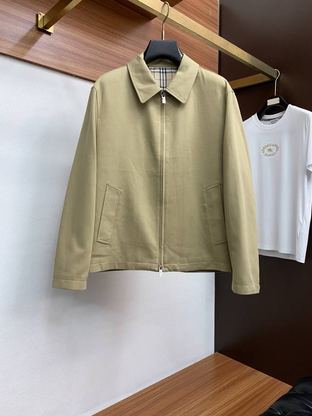 巴宝莉 商务翻领行政夹克外套 简约而利落设计便足以吸引你的目光。不仅为整体造型增添了一份干练与精神，还能在微凉的天气里为提供贴心的温暖呵护。夹克上五金都是精心挑