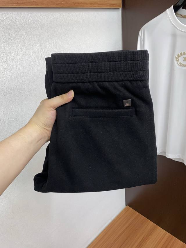 杰尼亚 秋冬新款男士直筒运动裤，羊绒羊毛混纺面料、三标齐、松紧腰抽绳、两侧口袋设计，合体的裁剪、车线工整、细节无可挑剔 人手必备单品 绝对市场最高版本 经典百搭