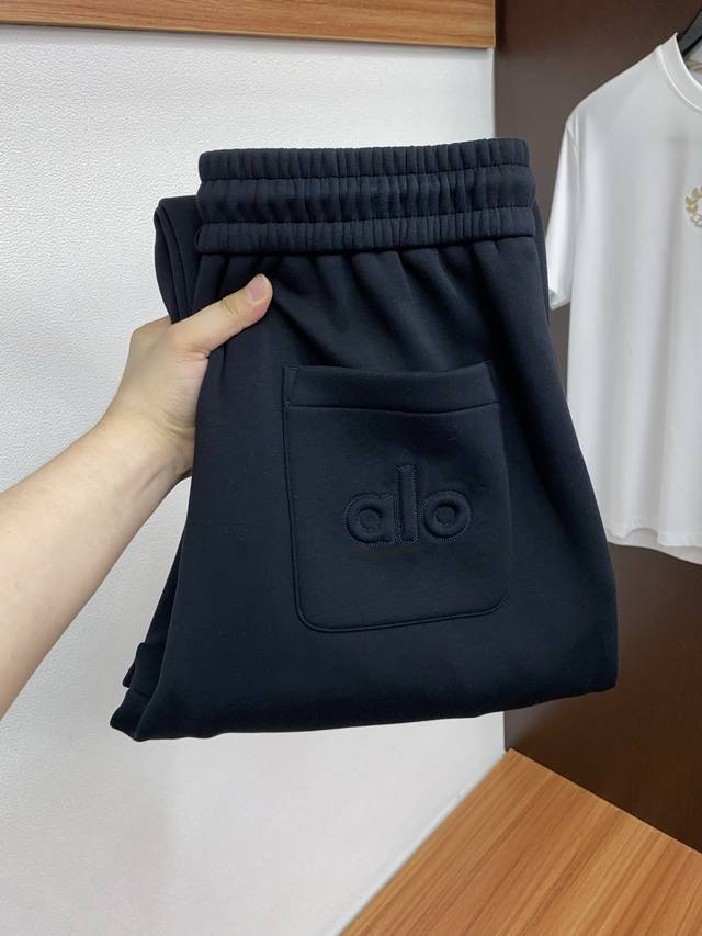 Alo 25年秋冬新款纯棉加棉运动休闲裤 干净利落剪裁，都市风十足 采用精纺面料手感软糯干爽，上身效果挺括有型。五金精致，商务休闲非常好看如此众多的顶级原料，打