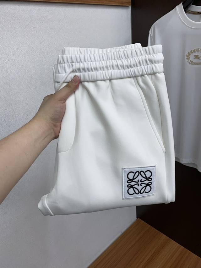 罗意威 25年秋冬新款天丝空气层运动休闲裤 干净利落剪裁，都市风十足 采用精纺面料手感软糯干爽，上身效果挺括有型。五金精致，商务休闲非常好看如此众多的顶级原料，