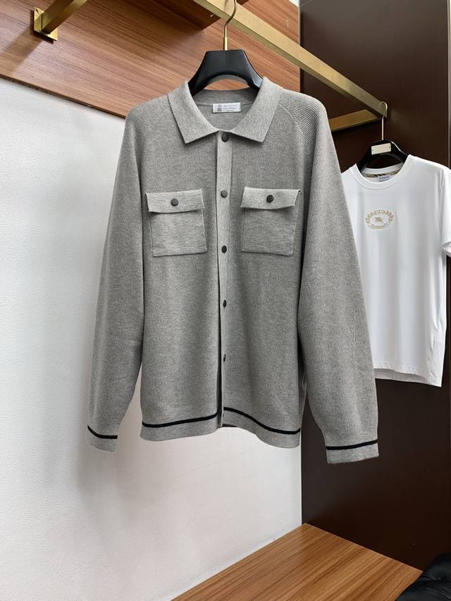 Bc 25最新男士翻领羊毛开衫，设计简约经典毛衣，而且作为时尚界的“万能公式”与任何下装搭配都毫无违和感。 精选优质100%羊毛面，舒适亲肤透气，上身瞬间，便能