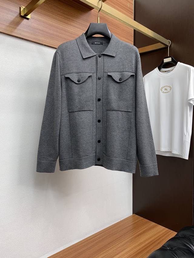 Kiton 25最新男士翻领羊毛开衫，设计简约经典毛衣，而且作为时尚界的“万能公式”与任何下装搭配都毫无违和感。 精选优质100%羊毛面，舒适亲肤透气，上身瞬间