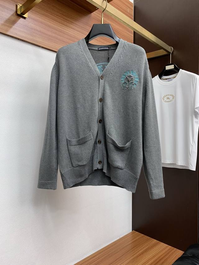 Ch 克罗心 秋冬羊毛针织开衫毛衣，柔软舒适的、不扎皮肤、质感细腻柔软，温暖轻盈保暖而透气、巧妙平衡保暖与透气、亲肤舒适。菱织针织立体感十足紧密衣摆、辑线工整、