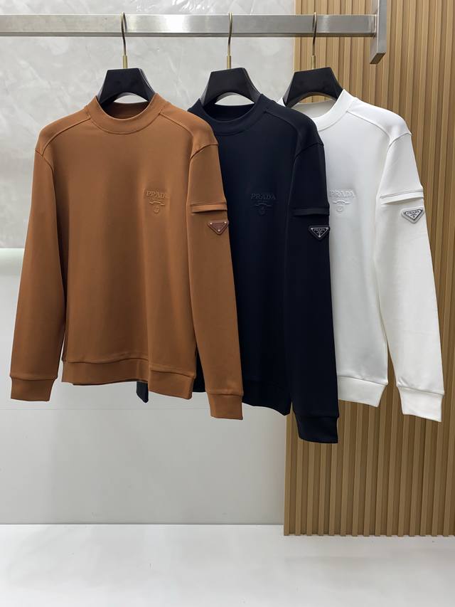 普拉达 2025 秋冬Aw新品，时尚休闲打底加厚长袖卫衣专柜同步有售，进口莫戴尔长绒棉拉绒面料，工艺极度复杂，视觉相当雅致时髦，高贵而优雅，从主体面料到细节工艺