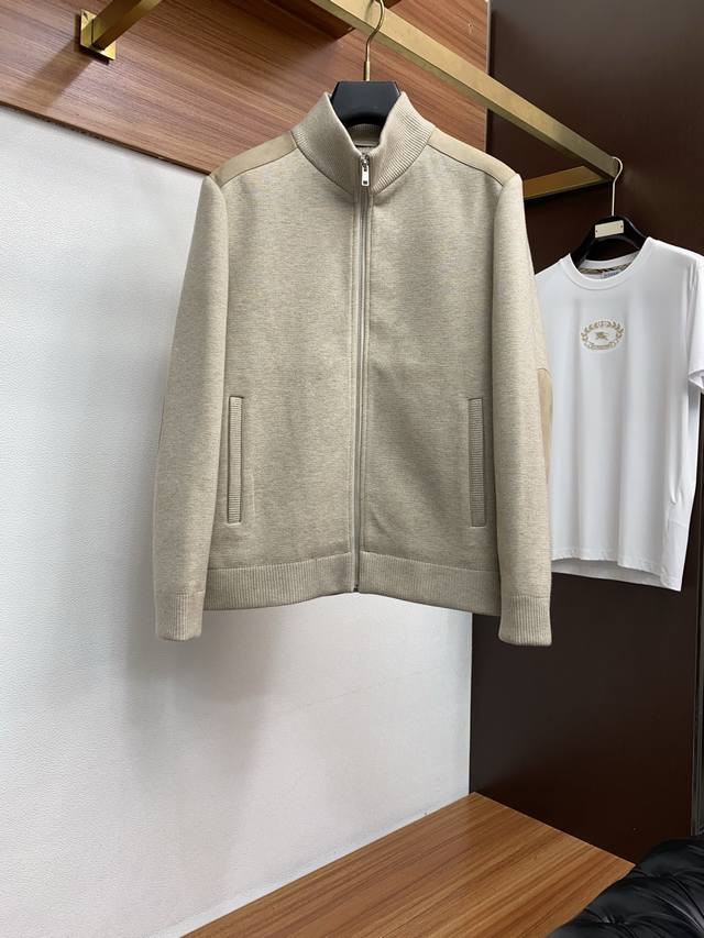 普拉达 真皮拼接棉衣夹克外套，简约而利落设计便足以吸引你的目光。不仅为整体造型增添了一份干练与精神，还能在微凉的天气里为提供贴心的温暖呵护。夹克上五金都是精心挑