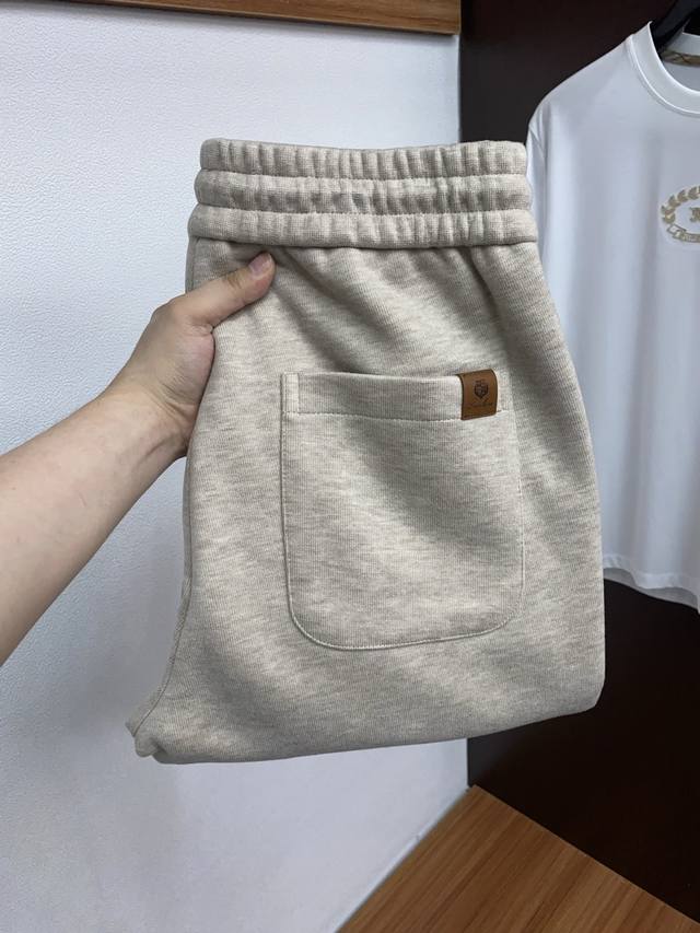 Lp 诺悠翩雅 2025 秋冬定制纯棉休闲裤 干净利落剪裁，都市风十足 采用精纺面料手感软糯干爽，上身效果挺括有型。五金精致，Logo设计非常好看如此众多的顶级