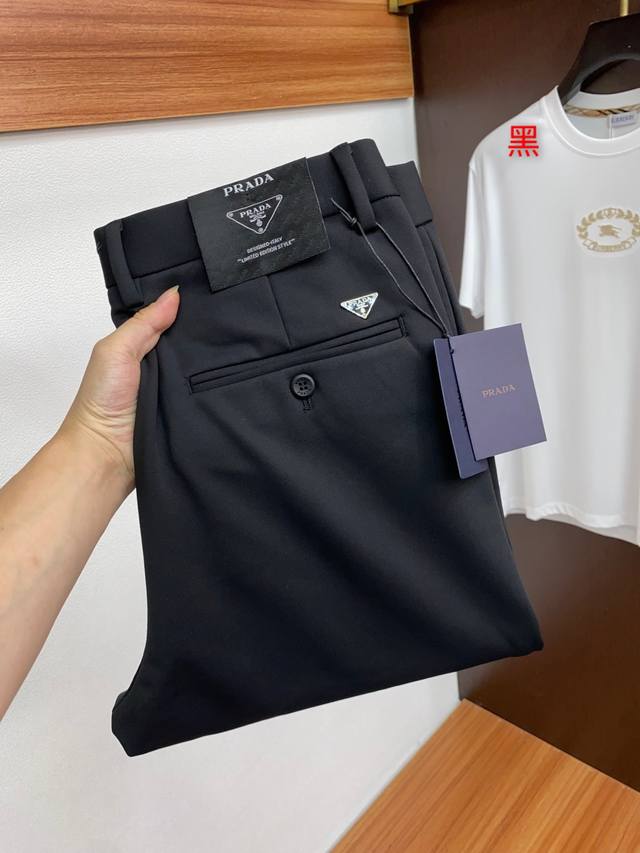 普拉达 2025Ss早秋 新品 原单男士西装休闲裤 每季必出的类型，无需质疑的热卖王牌单品，符合四季最佳的搭配色号 整体的风格延续了Slp的基调，通体融入了多种
