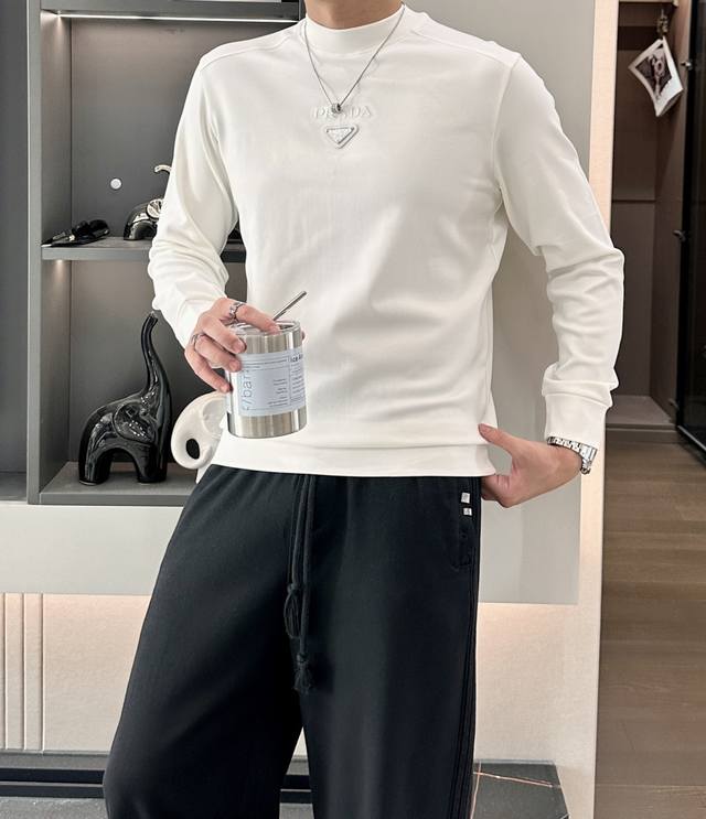 普拉达 2025秋冬新款长袖，定制面料，独特工艺Logo，舒适性与透气性兼优，柔软抗皱弹性和垂性极佳，无论是单穿或是内搭都是帅气十足，追求奢华高贵优雅风范，打造