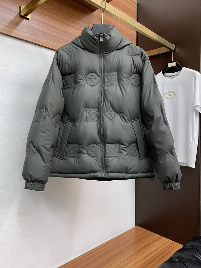 LV路易威登 顶级版本专柜同步双面羽绒服 百分百新国标90%羽绒服 王牌新单 羽绒服外套！一个我期待了一个下半年的王 算是换血成功了，这款羽绒服完全是新鲜血液，