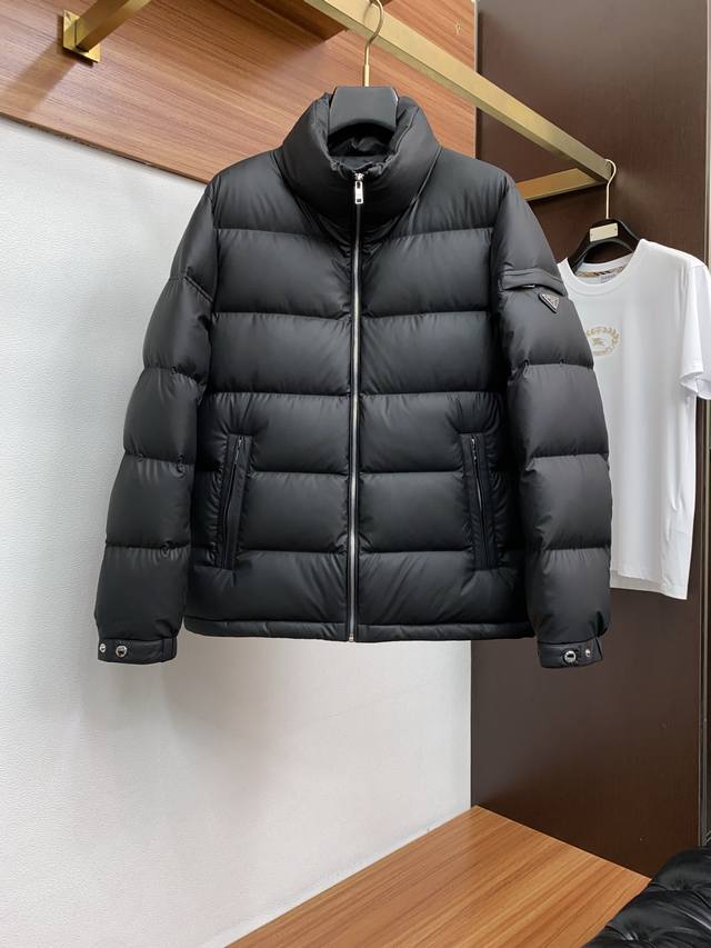 普拉达 顶级版本专柜同步双面羽绒服 百分百新国标90%羽绒服 王牌新单 羽绒服外套！一个我期待了一个下半年的王 算是换血成功了，这款羽绒服完全是新鲜血液，新的辅