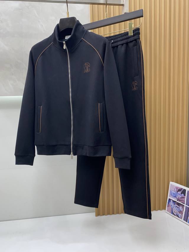 Bc 25年最新款开衫套装 最新最顶级经典刺绣。重工排列立领经典图案潮流休闲套装，最顶级的品质专柜在售，顶级制作工艺进口加厚新空气层面料，专柜款独特设计，采用进