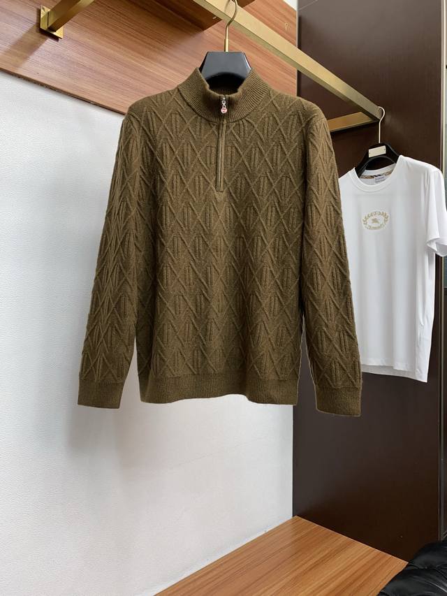 Kiton 25最新男士半拉链羊毛衫，提花设计简约经典毛衣，而且作为时尚界的“万能公式”，任何下装搭配都毫无违和感。 精选优质100%羊毛面，舒适亲肤透气，上身