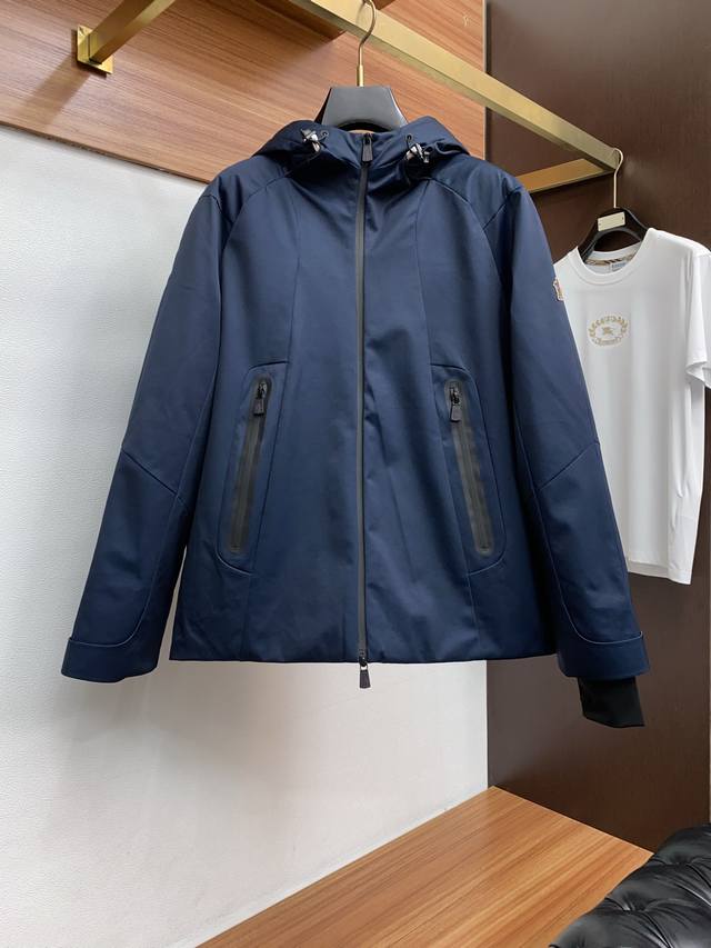 蒙口 顶级版本专柜同步 徽标图案布羽绒服 最新款连帽羽绒服 王牌新单 羽绒服外套！一个我期待了一个下半年的王 算是换血成功了，这款羽绒服完全是新鲜血液，新的辅料