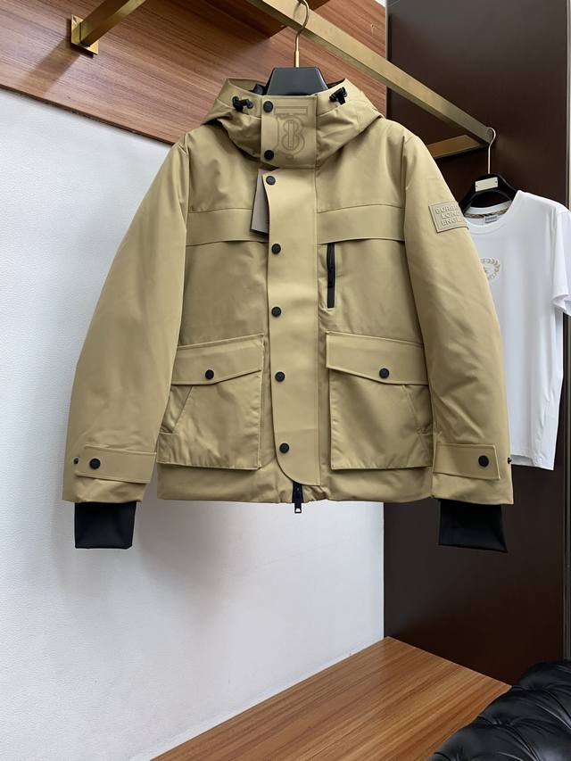 巴宝莉 顶级版本专柜同步羽绒服 百分百新国标90%羽绒服 王牌新单 羽绒服外套！一个我期待了一个下半年的王 算是换血成功了，这款羽绒服完全是新鲜血液，新的辅料，