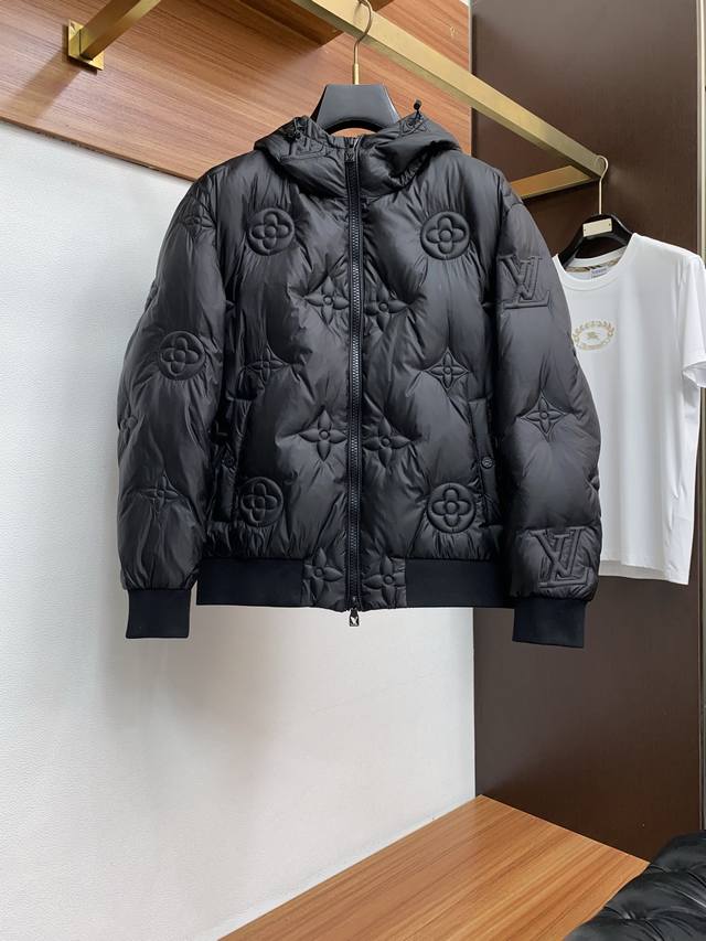 LV 路易威登 顶级版本专柜同步羽绒服 百分百新国标90%羽绒服 王牌新单 羽绒服外套！一个我期待了一个下半年的王 算是换血成功了，这款羽绒服完全是新鲜血液，新