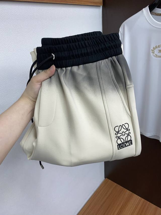 罗意威 专柜新品同步上市。原单订制高品质时尚休闲裤。超级百搭款。独家定制面料，手感细腻柔软，贴身舒适，上身超有型！原版定制专柜最新五金辅料。超靓版型、上身显腿修