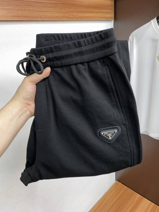 普拉达 2025Ss早秋冬新品 针织棉加厚面料男士运动户外休闲裤 每季必出的类型，无需质疑的热卖王牌单品，定制面料符合四季最佳的搭配色号 整体的风格延续了Slp