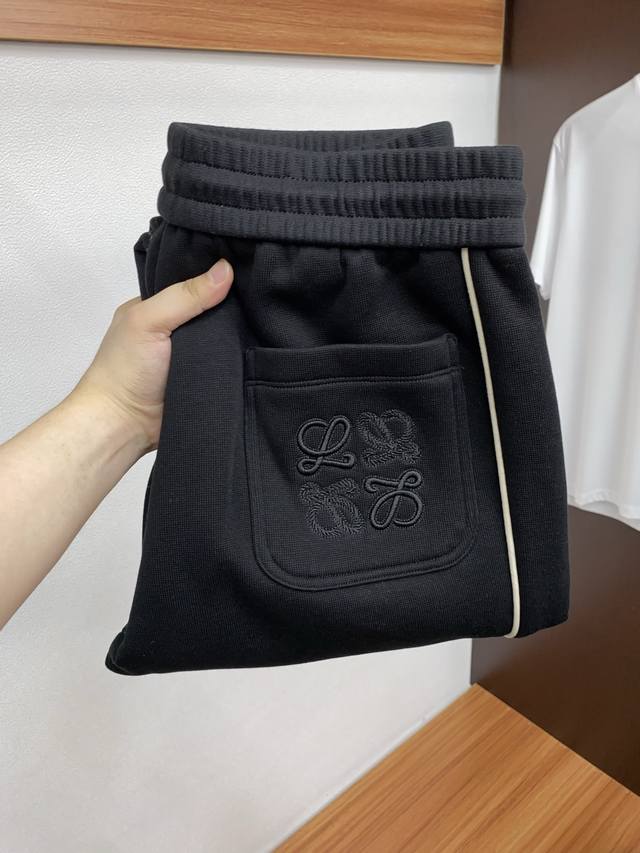 罗意威 2025 秋冬最新休闲裤 干净利落剪裁，都市风十足 采用精纺面料手感软糯干爽，上身效果挺括有型。五金精致，Logo设计非常好看如此众多的顶级原料，打造出