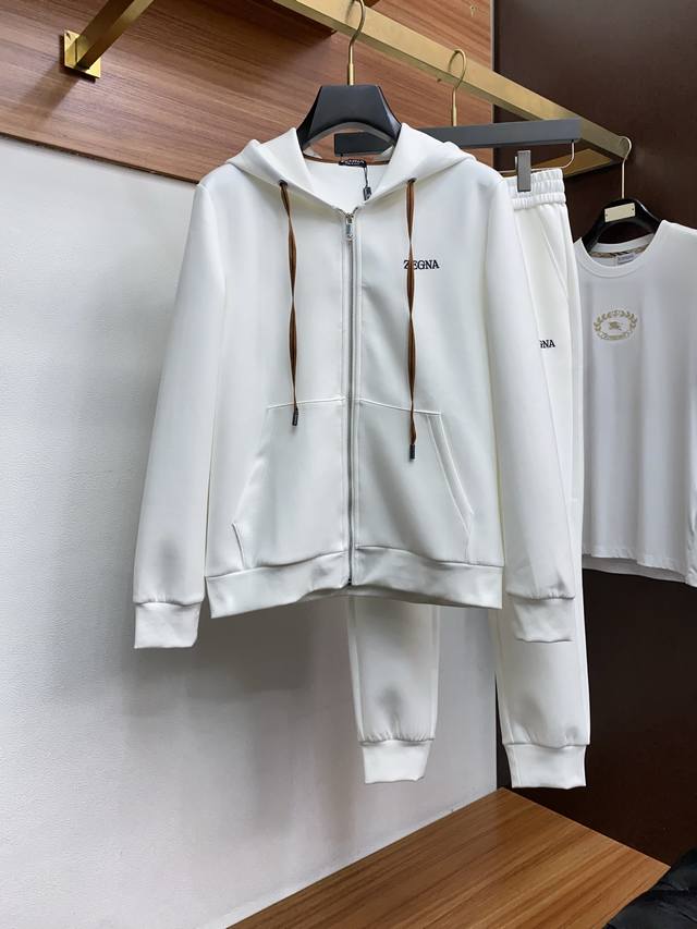 杰尼亚 25年最新款开衫套装 最新最顶级经典刺绣。重工排列立领经典图案潮流休闲套装，最顶级的品质专柜在售，顶级制作工艺进口加厚新空气层面料，专柜款独特设计，采用