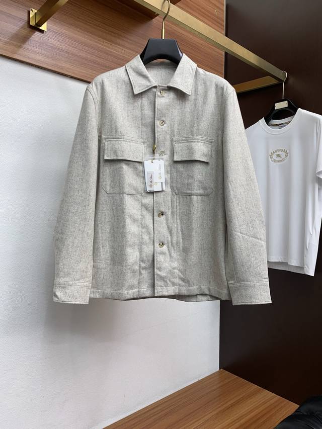 Lp 诺悠翩雅 经典男士翻领衬衫开衫外套 经典男士胸口袋立体感十足，贴身穿着舒适保暖，在追求品质与品位的男士衣橱中，一件优质的针织衫是不可或缺的单品。以其精湛的