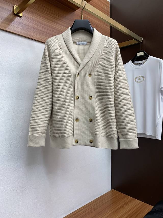 Bc 25最新男士羊毛衫 开衫设计简约经典毛衣，而且作为时尚界的“万能公式”，与任何下装搭配都毫无违和感。 精选优质100%羊毛面，舒适亲肤透气，上身瞬间，便能